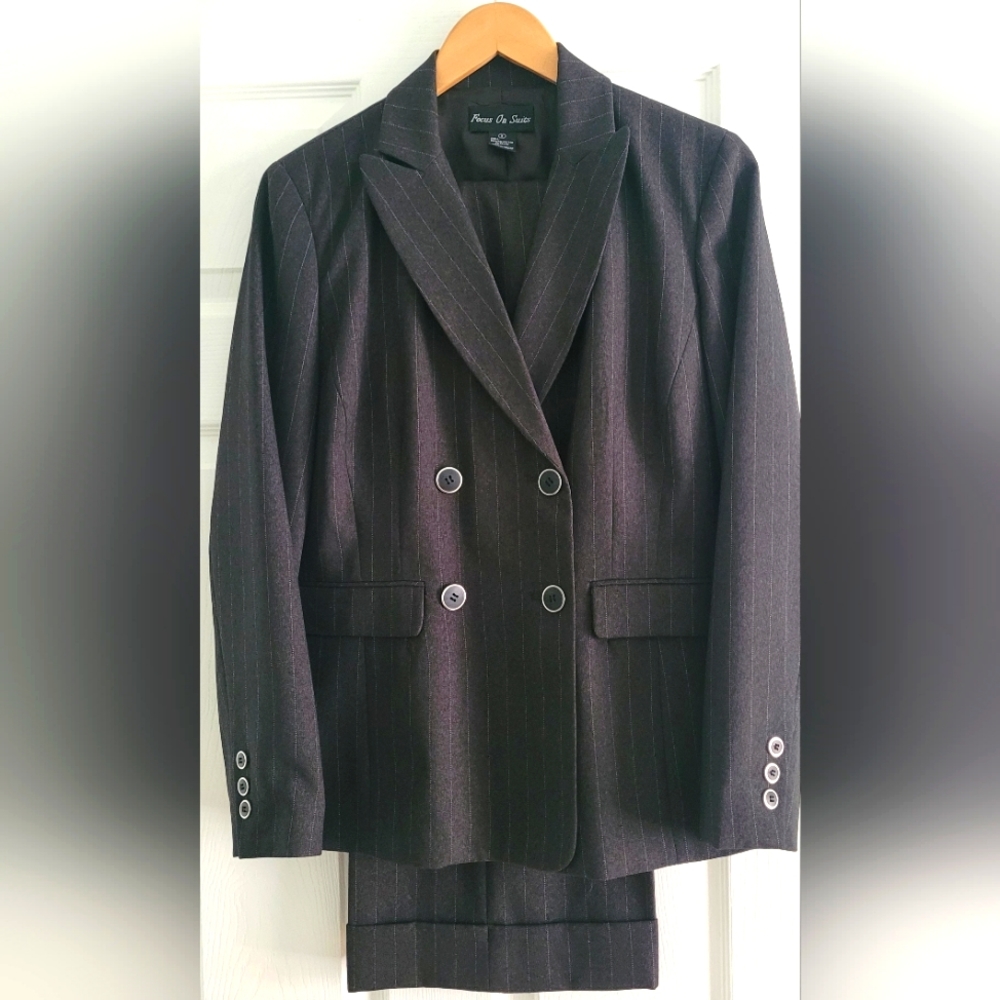 NWOT Pin stripe dark gray pant suit, size 8